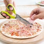 Innovagoods Tijeras de Cocina Multicorte con 5 Cuchillas - Ergonomico - Facil Limpieza - Incluye Cepillo - Color Verde - immagine 3
