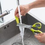 Innovagoods Tijeras de Cocina Multicorte con 5 Cuchillas - Ergonomico - Facil Limpieza - Incluye Cepillo - Color Verde - immagine 4