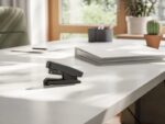 Novus B10FC re+new Grapadora de Sobremesa - Fabricada con 95% de Plastico Reciclado - Hasta 20 Hojas - Grapado Plano y Clavado - Incluye 200 Grapas - Color Negro - immagine 3