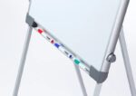 Dahle 96011 Profesional Pizarra/Caballete Metalico 670x950mm - Superficie Magnetica - 2 Portafotos Extraibles - Bandeja para Rotuladores - Color Blanco - immagine 4