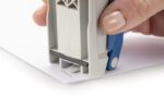 Novus Evolution E 20 Grapadora de Sobremesa + Caja de 200 Grapas 24/6 - Hasta 20 Hojas - Grapado Cerrado, Abierto y Clavado - Color Azul/Gris Claro - immagine 3