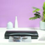 Hama Plastificadora A4 - Laminas hasta 0.6mm - Uso en Caliente y Frio - Velocidad Laminacion 250mm/min - Calentamiento en 4 Minutos - Boton de Liberacion - 34.5x14x6.5cm - Color Negro - immagine 5
