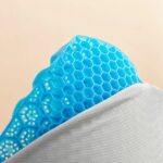 Innovagoods Glushion Cojin Lumbar de Gel - Funda Extraible - Antideslizante en 1 Cara - Panal de Abeja - Cintas de Sujecion - 38x23.5x5cm - Color Azul y Gris - immagine 2