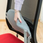 Innovagoods Glushion Cojin Lumbar de Gel - Funda Extraible - Antideslizante en 1 Cara - Panal de Abeja - Cintas de Sujecion - 38x23.5x5cm - Color Azul y Gris - immagine 3