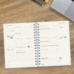 Finocam Haiku Agenda de Espiral en Catalan - 16 Meses - Semana Vista Horizontal - Formato E10 - 155x212mm - Tapa Dura - Papel de 95g/m2 - Cierre con Goma Elastica - Color Azul - immagine 4