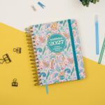 Finocam Vitae Agenda de Espiral en Catalan - 16 Meses - Semana Vista Horizontal - Formato 4º - 155x217mm - Tapa Dura - Papel de 80g/m2 - Goma Elastica - Bolsillo con Fuelle - Multicolor - immagine 3