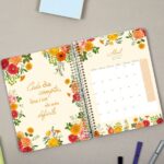 Finocam Cloe Agenda de Espiral en Catalan - 16 Meses - Semana Vista Horizontal - Formato E10 - 155x212mm - Tapa Dura - Papel de 100g/m2 - Goma Elastica - Adhesivos Tematicos - Multicolor - immagine 5