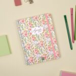 Finocam Cloe Agenda de Espiral en Catalan - 16 Meses - Semana Vista Horizontal - Formato E10 - 155x212mm - Tapa Dura - Papel de 100g/m2 - Goma Elastica - Adhesivos Tematicos - Multicolor - immagine 3