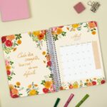 Finocam Cloe Agenda de Espiral en Catalan - 16 Meses - Semana Vista Horizontal - Formato E10 - 155x212mm - Tapa Dura - Papel de 100g/m2 - Goma Elastica - Adhesivos Tematicos - Multicolor - immagine 5