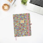 Finocam Minimal Agenda de Tapa Dura Internacional - 18 Meses - Semana Vista Horizontal - Formato M5 - 140x190mm - Papel Crema de 80g/m2 - Bolsillo Interior - Cierre con Goma - Multicolor - immagine 3