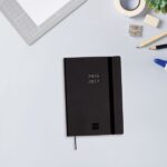 Finocam Mara Agenda de Tapa Flexible Internacional - 18 Meses - 1 Dia por Pagina - Formato Y4 - 120x170mm - Papel de 80g/m2 - Esquinas Microperforadas - Cierre con Goma - Color Negro - immagine 3