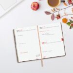 Finocam Mara Agenda de Tapa Flexible Internacional - 18 Meses - 1 Dia por Pagina - Formato Y4 - 120x170mm - Papel de 80g/m2 - Esquinas Microperforadas - Cierre con Goma - Multicolor - immagine 4