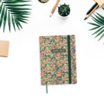 Finocam Mara Agenda de Tapa Flexible Internacional - 18 Meses - 1 Dia por Pagina - Formato Y4 - 120x170mm - Papel de 80g/m2 - Esquinas Microperforadas - Cierre con Goma - Multicolor - immagine 3