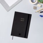 Finocam Mara Agenda de Tapa Flexible Internacional - 18 Meses - Semana Vista Vertical - Formato Y10 - 140x204mm - Papel de 80g/m2 - Esquinas Microperforadas - Cierre con Goma - Color Negro - immagine 3