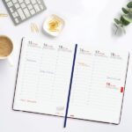 Finocam Mara Agenda de Tapa Flexible Internacional - 18 Meses - Semana Vista Vertical - Formato Y10 - 140x204mm - Papel de 80g/m2 - Esquinas Microperforadas - Cierre con Goma - Color Azul - immagine 4