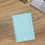 Finocam Haiku Agenda de Espiral - 16 Meses - Semana Vista Horizontal - Formato E10 - 155x212mm - Tapa Dura - Papel de 95g/m2 - Cierre con Goma Elastica - Color Azul - immagine 3