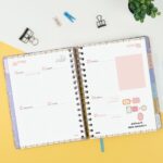 Finocam Vitae Agenda de Espiral - 16 Meses - Semana Vista Horizontal - Formato 4º - 155x217mm - Tapa Dura - Papel de 80g/m2 - Cierre con Goma Elastica - Bolsillo con Fuelle - Multicolor - immagine 4