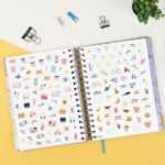 Finocam Vitae Agenda de Espiral - 16 Meses - Semana Vista Horizontal - Formato 4º - 155x217mm - Tapa Dura - Papel de 80g/m2 - Cierre con Goma Elastica - Bolsillo con Fuelle - Multicolor - immagine 5