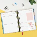 Finocam Vitae Agenda de Espiral - 16 Meses - Semana Vista Horizontal - Formato 4º - 155x217mm - Tapa Dura - Papel de 80g/m2 - Cierre con Goma Elastica - Bolsillo con Fuelle - Multicolor - immagine 4