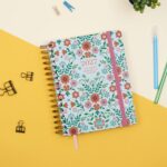 Finocam Vitae Agenda de Espiral - 16 Meses - Semana Vista Horizontal - Formato 4º - 155x217mm - Tapa Dura - Papel de 80g/m2 - Cierre con Goma Elastica - Bolsillo con Fuelle - Multicolor - immagine 3