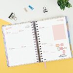 Finocam Vitae Agenda de Espiral - 16 Meses - Semana Vista Horizontal - Formato 4º - 155x217mm - Tapa Dura - Papel de 80g/m2 - Cierre con Goma Elastica - Bolsillo con Fuelle - Multicolor - immagine 4