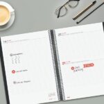 Finocam Ikon Agenda de Espiral Internacional - 16 Meses - 1 Dia por Pagina - Formato E40 - 210x297mm - Tapas de Polipropileno - Papel de 70g/m2 - Goma Elastica - Adhesivos Tematicos - Color Negro - immagine 4