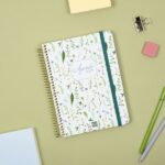 Finocam Cloe Agenda de Espiral - 16 Meses - Semana Vista Horizontal - Formato E10 - 155x212mm - Tapa Dura - Papel de 100g/m2 - Cierre con Goma Elastica - Adhesivos Tematicos - Multicolor - immagine 3
