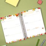 Finocam Cloe Agenda de Espiral - 16 Meses - Semana Vista Horizontal - Formato E10 - 155x212mm - Tapa Dura - Papel de 100g/m2 - Cierre con Goma Elastica - Adhesivos Tematicos - Multicolor - immagine 4
