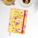 Finocam Dotted Agenda de Tapa Flexible Internacional - 16 Meses - Semana Vista Horizontal - Formato Y10 - 140x204mm - Papel de 80g/m2 - Esquinas Microperforadas - Cierre con Goma - Multicolor - immagine 3