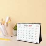 Finocam Neutro Calendario de Sobremesa - 16 Meses - Mes Vista - Formato S - 210x150mm - Espiral Doble Metalica - Papel de 120g/m2 - Listado de Festivos - Color Rojo/Blanco - immagine 3