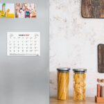 Finocam Neutro Bloc Calendario con Iman - 16 Meses - Mes Vista - Formato S - 210x150mm - Listado de Festivos - Papel de 120g/m2 - Listado de Festivos - Color Rojo/Blanco - immagine 3