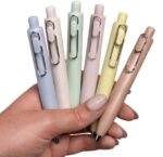 Uni-ball One P Charm Expositor con 30 Boligrafos Retractiles con Punta Fina 0.5mm - Agarre Suave y Comodo - Tinta Color Negro - Cuerpo de Colores Pastel con Charm - immagine 2