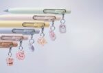 Uni-ball One P Charm Expositor con 30 Boligrafos Retractiles con Punta Fina 0.5mm - Agarre Suave y Comodo - Tinta Color Negro - Cuerpo de Colores Pastel con Charm - immagine 3