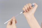 Tombow Mono Zero Portagomas - Punta Rectangular de 2.5x5mm - Capuchon de Proteccion - Mecanismo de Giro - Libre de PVC y Latex - Color Blanco, Azul y Negro - immagine 3