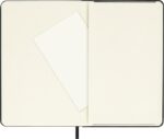 Moleskine Classic Libreta de Tapa Dura - Papel Marfil Liso - 70g/m2 - Apertura 180º - Esquinas Redondeadas - Marcapaginas - Bolsillo Interior Extensible - Cierre Elastico - 9x14cm - Color Negro - immagine 4