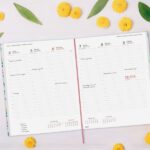 Finocam Dynamic Berlin Trigo Agenda Profesional - Anual 2027 - Semana Vista Vertical - 210x270mm - Goma Elastica - Tapa Dura Acolchada - Esquinas Microperforadas - Papel de 80g/m2 - Multicolor - immagine 3