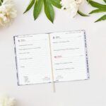 Finocam Dynamic Berlin Cotton Agenda Profesional - Anual 2027 - 1 Dia por Pagina - Formato Y10 - 140x204mm - Goma Elastica - Tapa Dura Acolchada - Esquinas Microperforadas - Papel de 80g/m2 - Multicolor - immagine 3