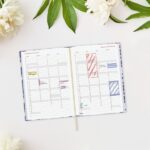 Finocam Dynamic Berlin Cotton Agenda Profesional - Anual 2027 - 1 Dia por Pagina - Formato Y10 - 140x204mm - Goma Elastica - Tapa Dura Acolchada - Esquinas Microperforadas - Papel de 80g/m2 - Multicolor - immagine 4