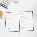 Finocam Dynamic Porto Agenda Profesional - Anual 2027 - 1 Dia por Pagina - Formato Y10 - 140x204mm - Cinta Punto - Tapa Dura de Carton Forrado - Esquinas Microperforadas - Papel de 80g/m2 - Color Azul - immagine 3
