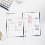Finocam Dynamic Porto Agenda Profesional - Anual 2027 - 1 Dia por Pagina - Formato Y10 - 140x204mm - Cinta Punto - Tapa Dura de Carton Forrado - Esquinas Microperforadas - Papel de 80g/m2 - Color Azul - immagine 4