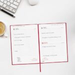 Finocam Dynamic Porto Agenda Profesional - Anual 2027 - 1 Dia por Pagina - Formato Y10 - 140x204mm - Cinta Punto - Tapa Dura de Carton Forrado - Esquinas Microperforadas - Papel de 80g/m2 - Color Rojo - immagine 3