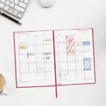 Finocam Dynamic Porto Agenda Profesional - Anual 2027 - 1 Dia por Pagina - Formato Y10 - 140x204mm - Cinta Punto - Tapa Dura de Carton Forrado - Esquinas Microperforadas - Papel de 80g/m2 - Color Rojo - immagine 4