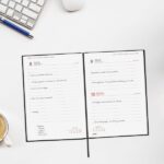 Finocam Dynamic Porto Agenda Profesional - Anual 2027 - 1 Dia por Pagina - Formato Y10 - 140x204mm - Cinta Punto - Tapa Dura de Carton Forrado - Esquinas Microperforadas - Papel de 80g/m2 - Color Negro - immagine 3