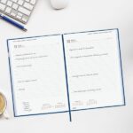 Finocam Dynamic Porto Agenda Profesional - Anual 2027 - 1 Dia por Pagina - Formato Y11 - 165x240mm - Cinta Punto - Tapa Dura de Carton Forrado - Esquinas Microperforadas - Papel de 80g/m2 - Color Azul - immagine 3