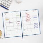 Finocam Dynamic Porto Agenda Profesional - Anual 2027 - 1 Dia por Pagina - Formato Y11 - 165x240mm - Cinta Punto - Tapa Dura de Carton Forrado - Esquinas Microperforadas - Papel de 80g/m2 - Color Azul - immagine 4