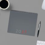 Finocam Planificador de Sobremesa Internacional - Anual 2027 - Mes Vista - 250x200mm - Espiral Doble - Tapa de Polipropileno - Esquinas Microperforadas - Papel de 190g/m2 - Color Gris - immagine 4