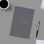 Finocam Planificador de Sobremesa Internacional - Anual 2027 - Mes Vista - Formato Y11 - 165x240mm - Tapa de Carton - Esquinas Microperforadas - Papel de 120g/m2 - Color Gris - immagine 4