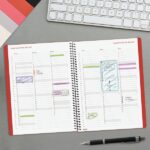Finocam Espiral Basics My Agenda - Anual 2027 - Semana Vista Horizontal - Formato E10 - 155x212mm - Espiral - Tapa Dura de Carton Forrado - Esquinas Microperforadas - Papel de 80g/m2 - Color Rojo - immagine 4