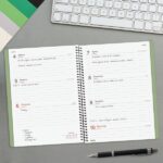 Finocam Espiral Basics My Agenda en Catalan - Anual 2027 - Semana Vista Horizontal - 155x212mm - Goma Elastica - Tapa Dura de Carton Forrado - Esquinas Microperforadas - Papel de 80g/m2 - Color Verde - immagine 3