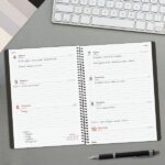 Finocam Espiral Basics My Agenda en Catalan - Anual 2027 - Semana Vista Horizontal - 155x212mm - Goma Elastica - Tapa Dura de Carton Forrado - Esquinas Microperforadas - Papel de 80g/m2 - Color Negro - immagine 3